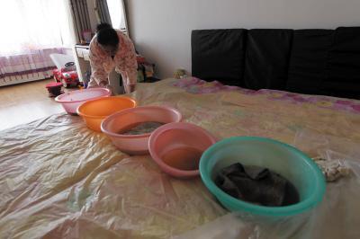 普宁楼上漏水，住户失联，小区没物管，业主维权难！律师来支招……